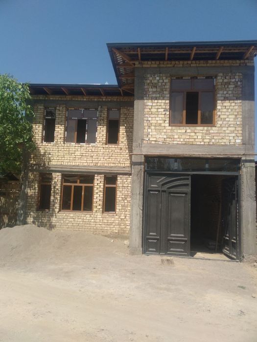 Hovli sotiladi 6hona+1oshxona+2sanuzel