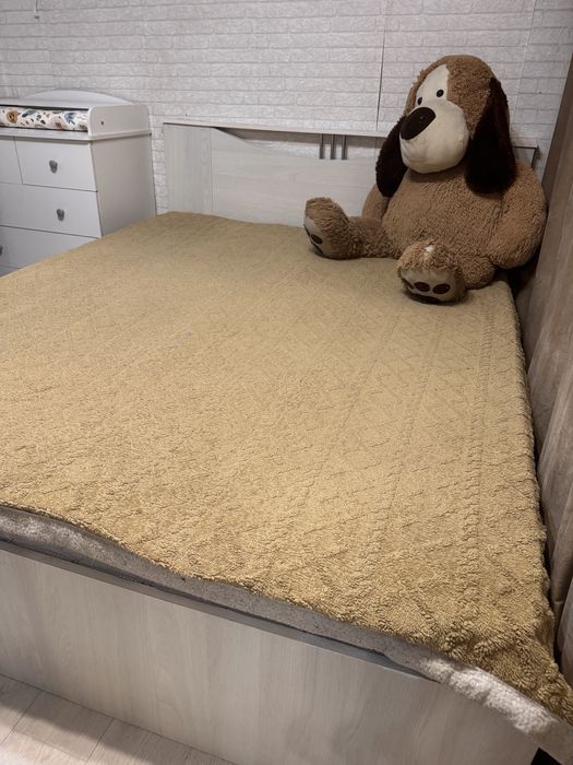 пподам двухспальную кровать