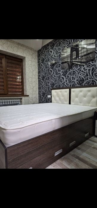 Кровать 2х спальная с ортопедическим матрасом и  ящиками для хранения!