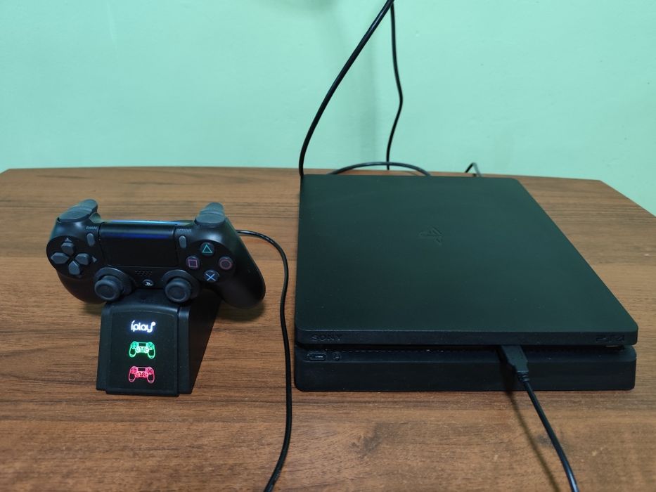 Продам приставку PS4