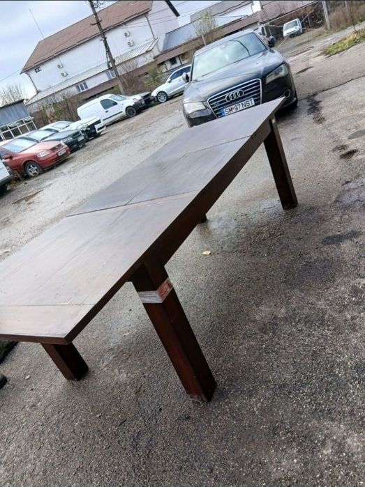 Vând masa din lemn masiv pret 750