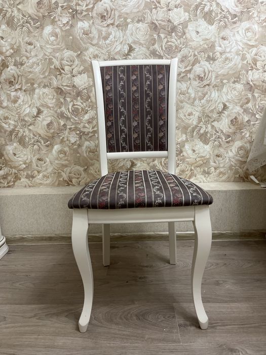 Витрина, стол, 8 стульев