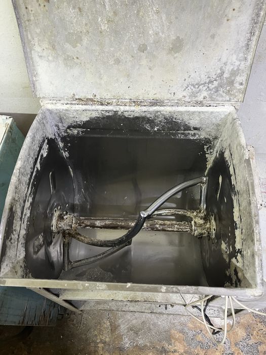 Тестомес / тестомесильная машина для пекарни