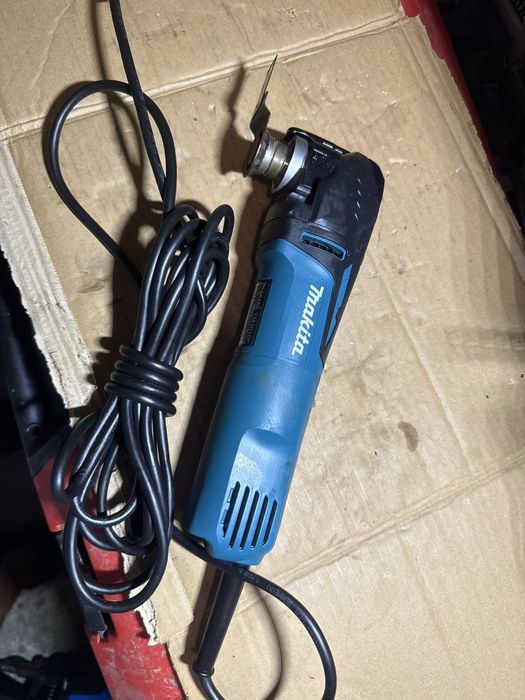 Multifunctionala pe fir Makita cu turatie reglabila