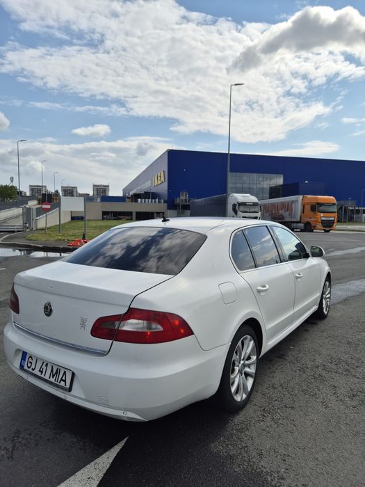 Vând Skoda Superb, an 2010, o mașină spațioasă, confortabilă și fiabilă, perfectă pentru familie