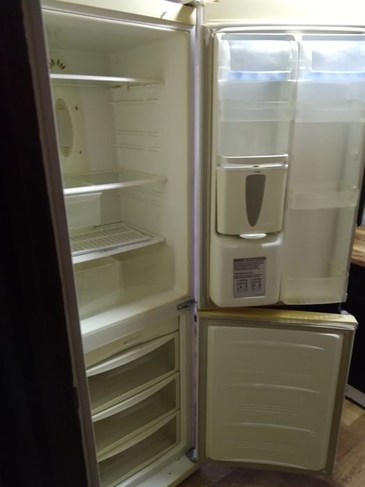 Продам холодильник LG Двухкамерный.