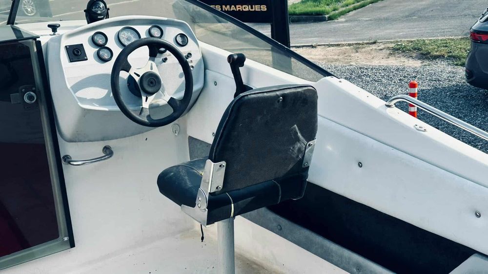 Vând schimb barca cabinata motor si peridoc