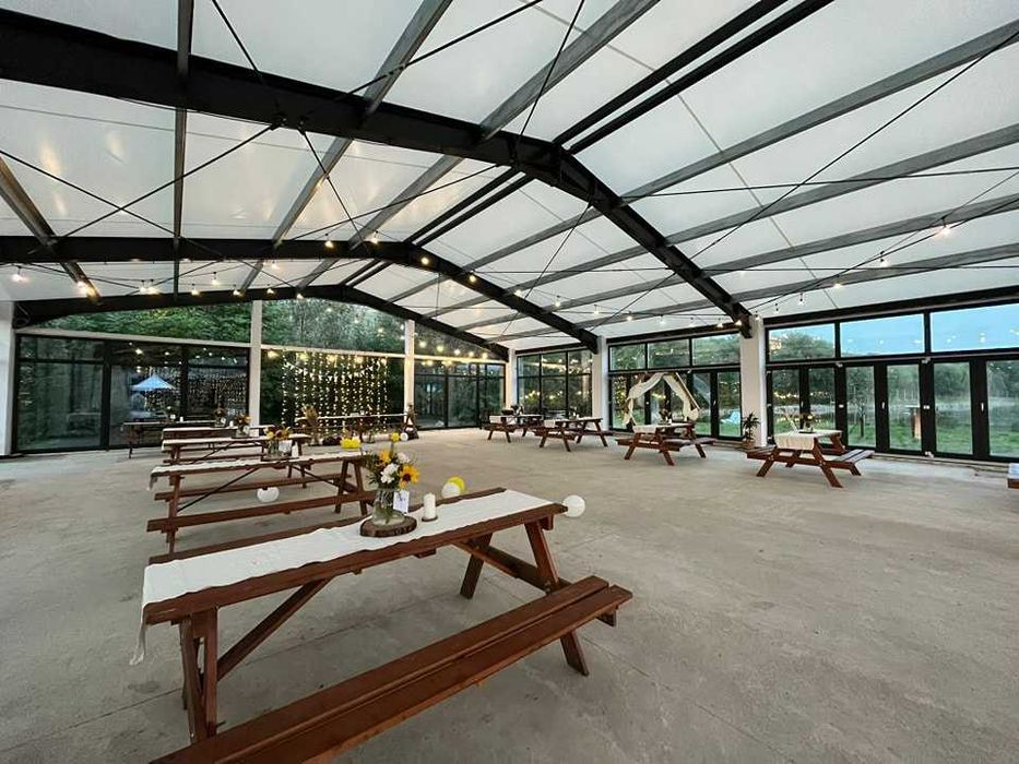 Corturi, mese, scaune pentru evenimente