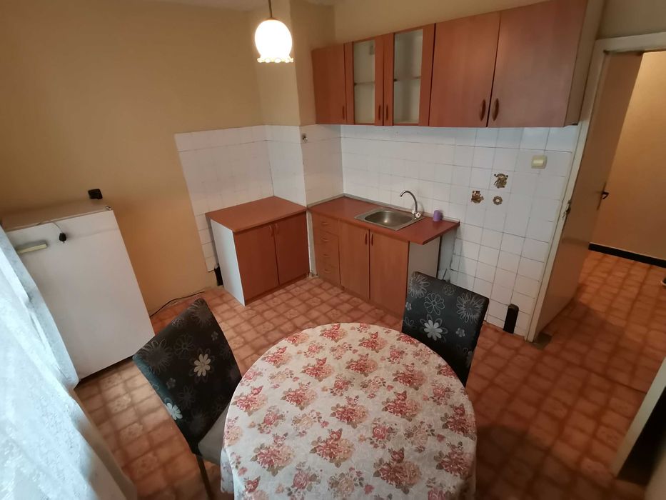 Дава се под наем Двустаен апартамент в Бургас, Славейков - 62 кв.м за 132.6 € - Снимка #2