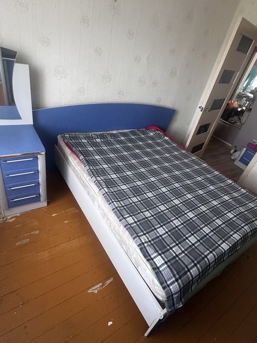 Продам спальный гарнитур