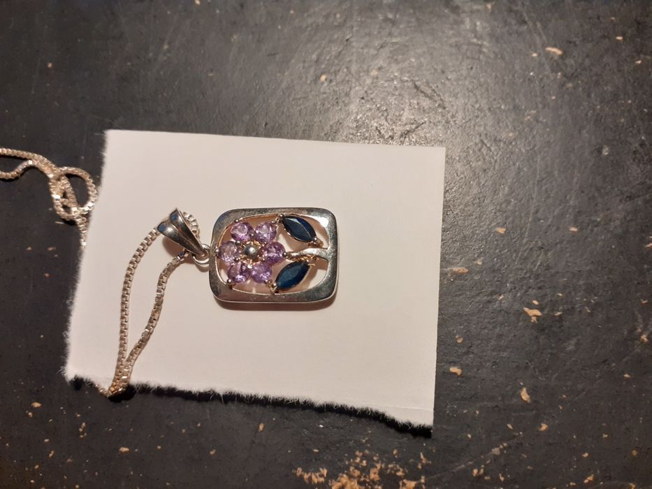 Lant si medalion pandantiv vechi din argint cu safire