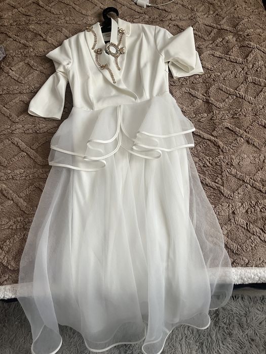 Платья вечернее белый