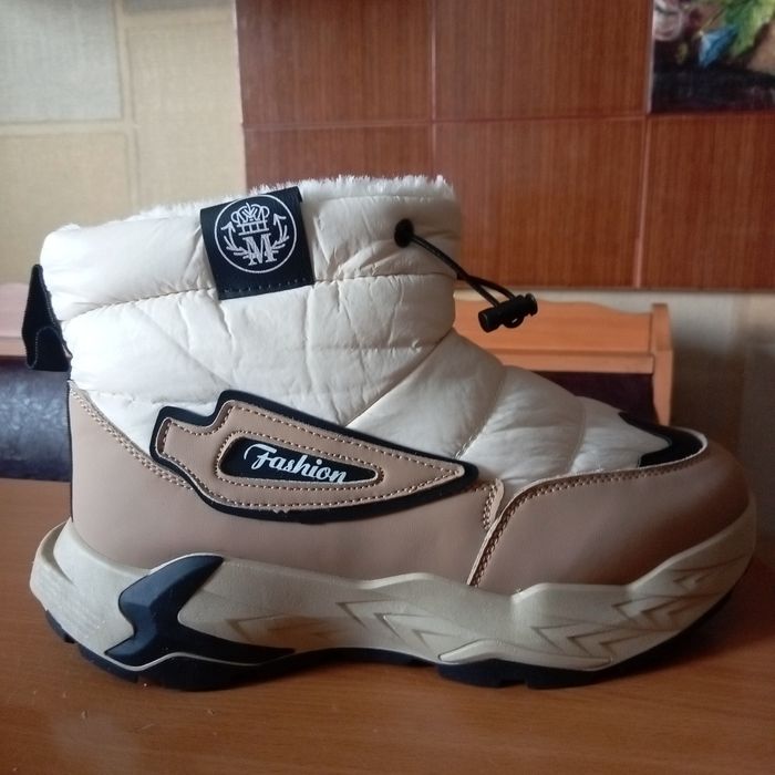 Продам очень красивые кроссовки