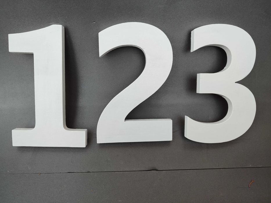 Букви и цифри от дърво-оцветени