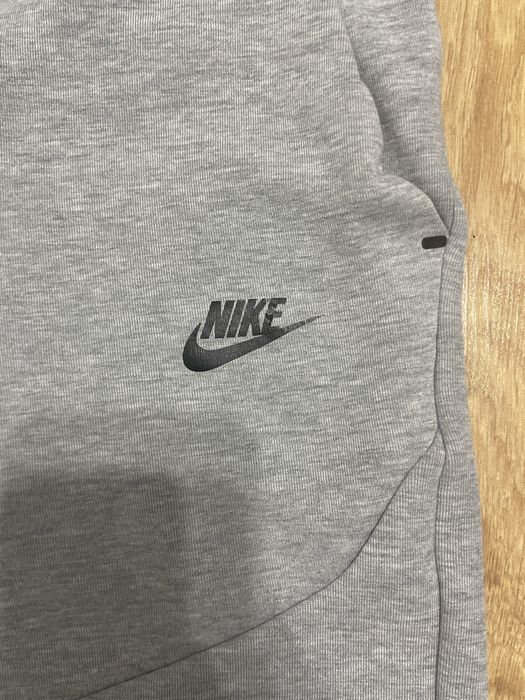 Pantaloni Nike Tech