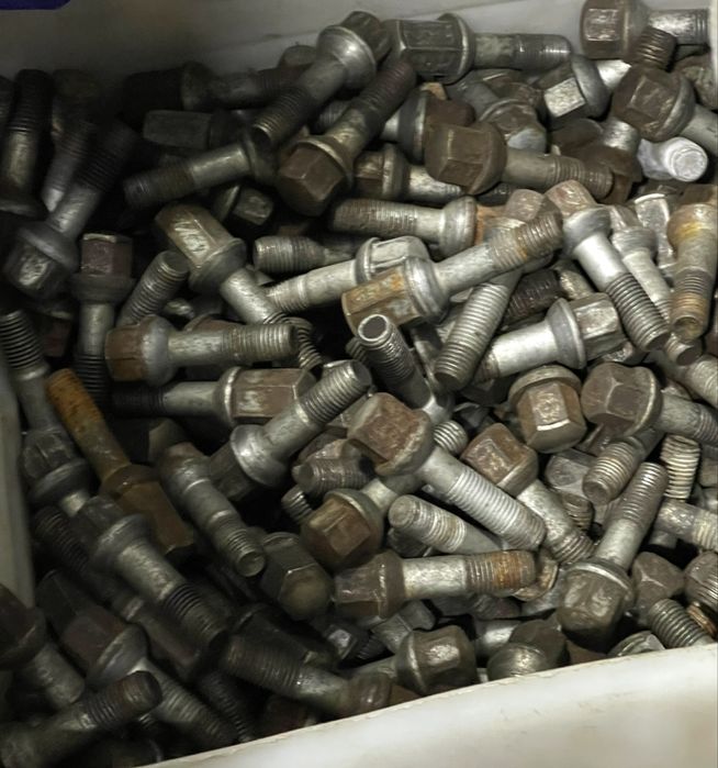 Болты гайки колесные