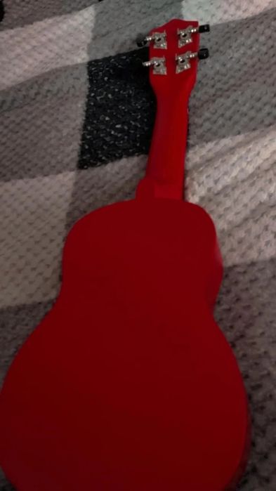 укулеле ,чехол и медиатор в подарок