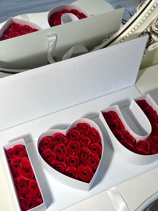 Подаръчна кутия в бяло/розово с вечни рози-незабравим подарък