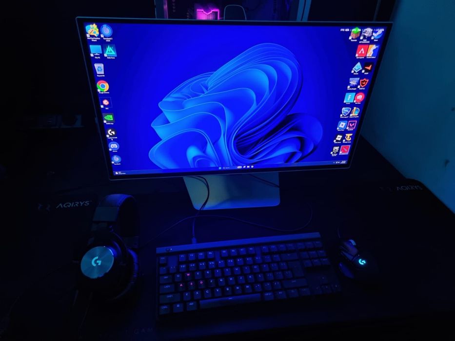 Vand calculatoare de gaming si PS5 aproape noi