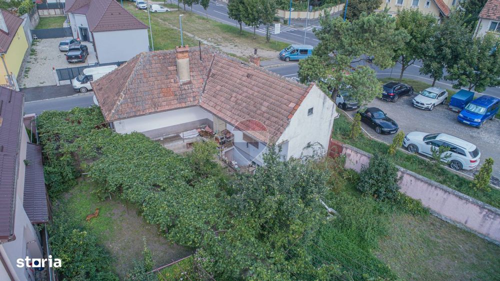 Casă individuală de renovat | Teren 553 mp cu ieșire la două străzi