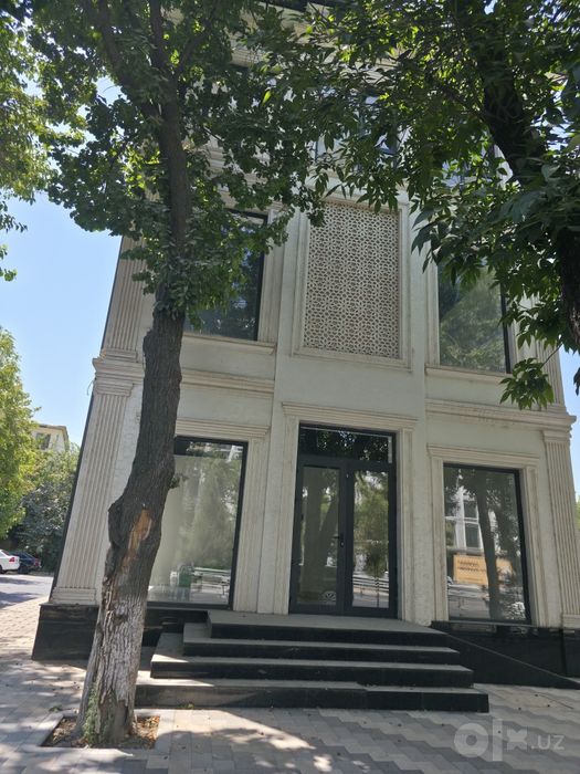 Ялангач эко базар. В доль дороги. Здание