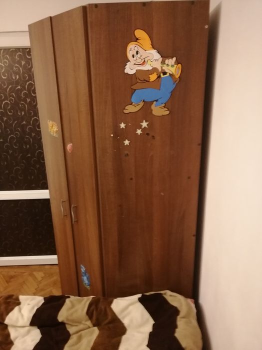 Dulap pe colt de vanzare