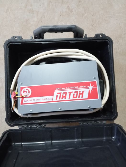 Сварочный инвертор, трёхфазный ПАТОН ВДИ -250, новый в своем кейсе.