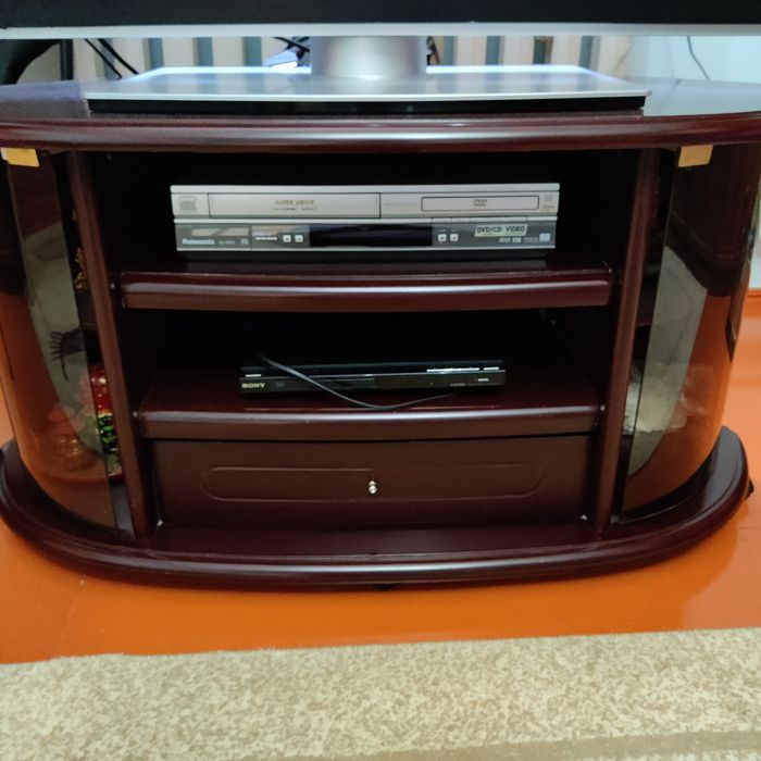 Продам телевизор и тумбу.