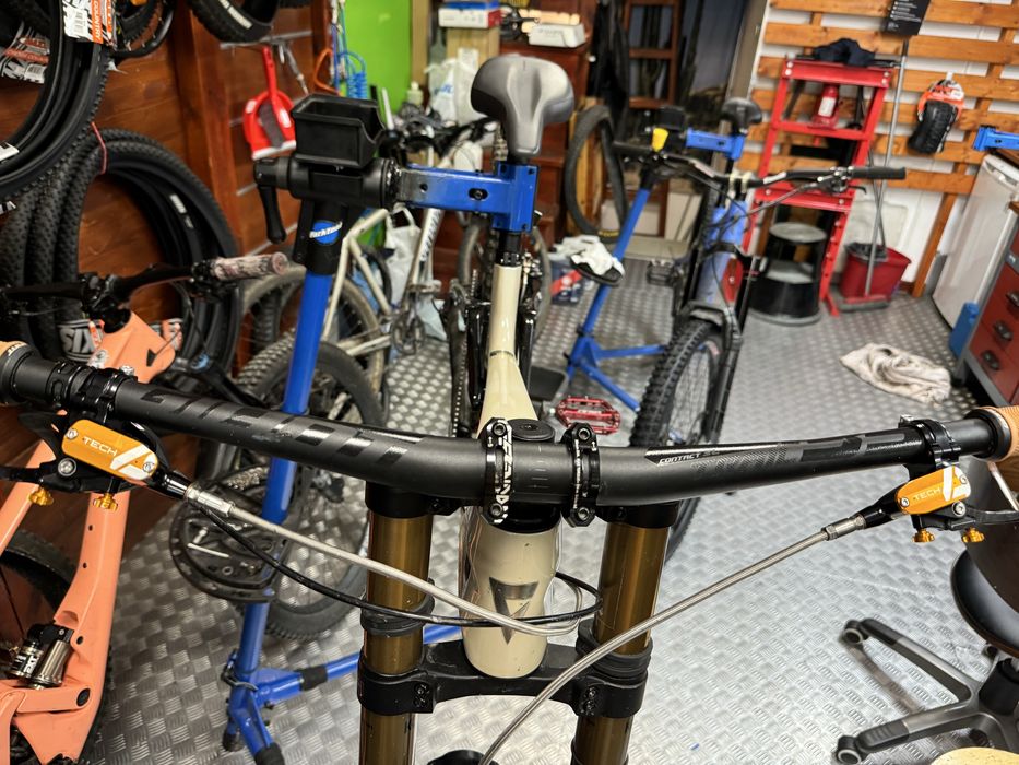 Giant Glory Advanced 2024 колело за спускане DH