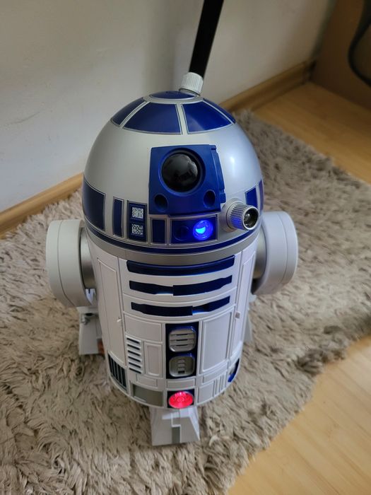 Vând  robot r2 d2 star wars cu comanda vocală