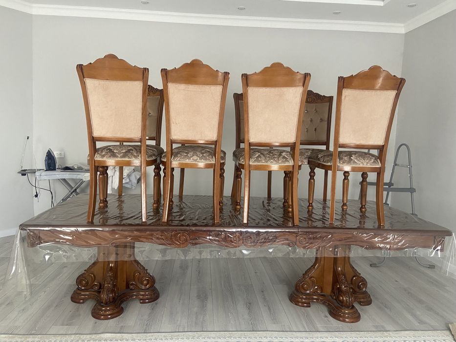 Стол и 8 стуля для гостиной