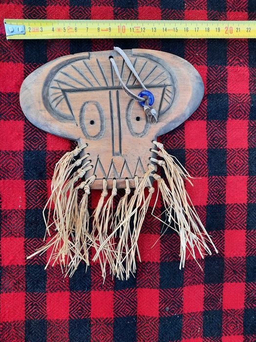 Ръчно изработена кукерска маска от орех за окачване