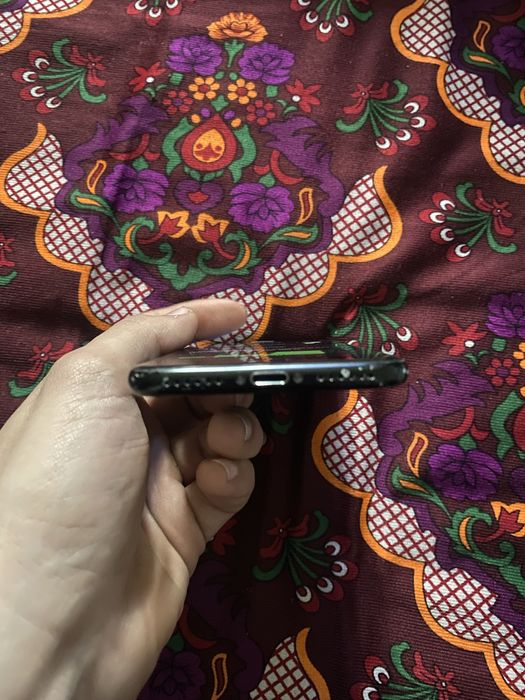 Айфон 7 рабочий очень зорошый телефон 128 гг