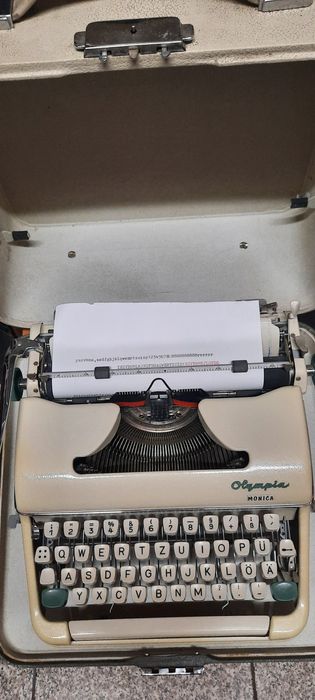 Mașină de scris Olympia Monica impecabilă