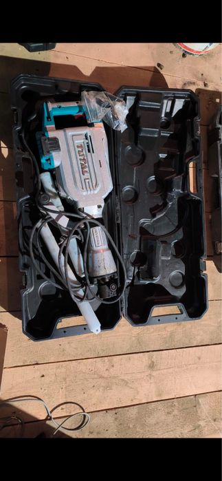 De vanzare: picamar electric aproape nou si nivela folosita .