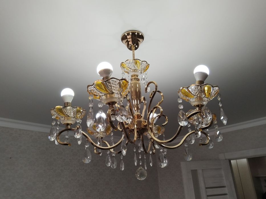 Продам люстру 6 рожковую