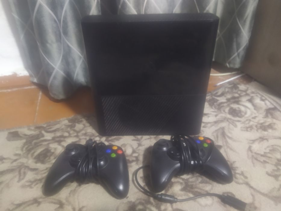 Продаю Xbox 360 Е СРОЧНО