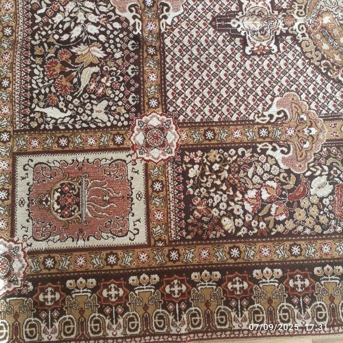 Продавам персийски килим. Български. Размер на килима 285 на 190.