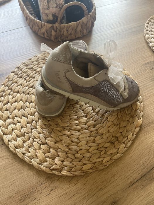 Дамски сандали и маратонки