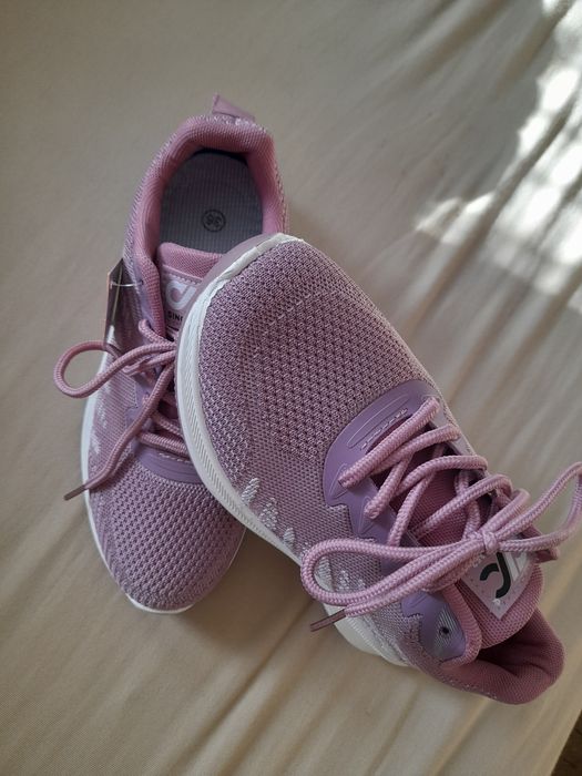 Adidaşi damă nefolosiți