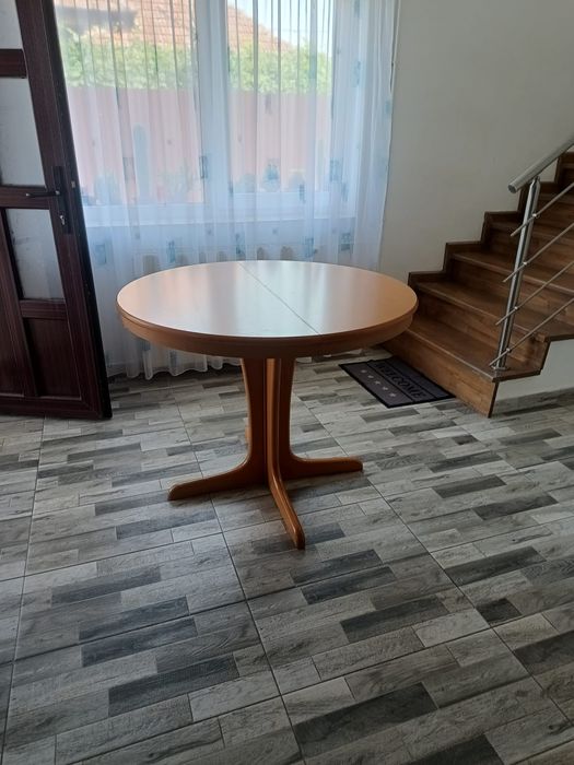 Set masă rotundă extensibilă (diametru 90 cm) + 4 scaune tapițate, le