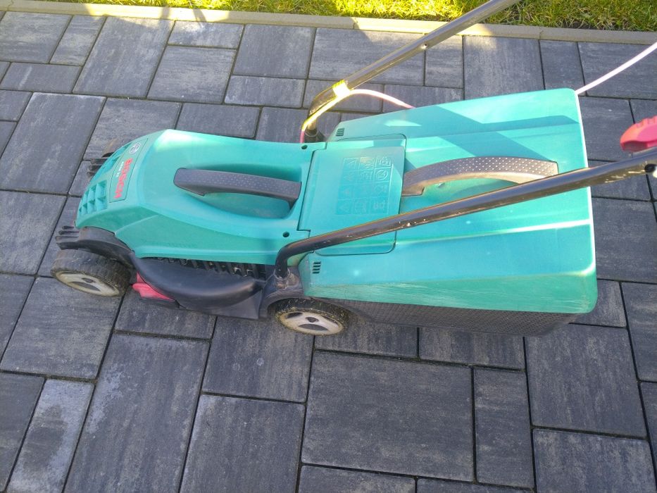 Mașină de tuns iarba Bosch