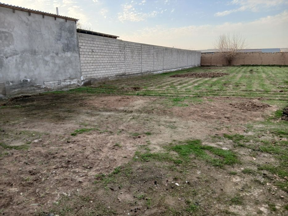 Уй сотилади Янгиюль туманида  К.ора  тепада