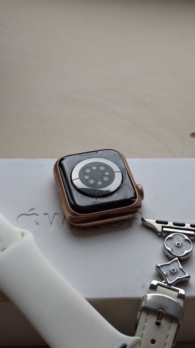 Продам смарт часы apple watch 6 series 40 mm
