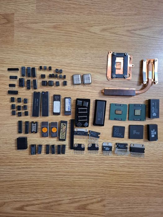 Procesoare INTEL Circuite Integrate Memori SRAM Volatile si Nonvolatil