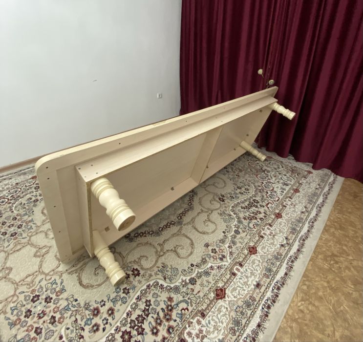 Классикалық үстел, өте жақсы сапада!