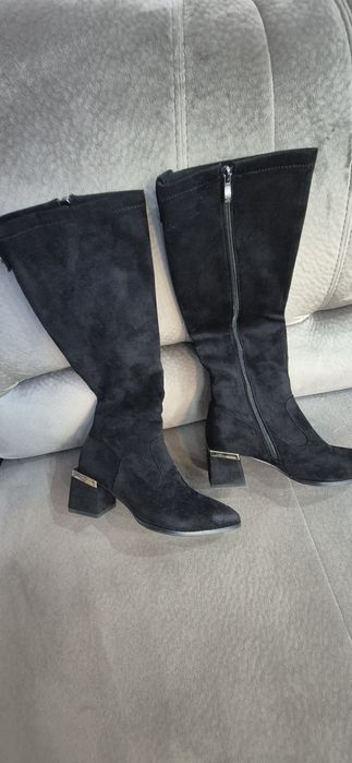 Черни велурени ботуши на нисък ток