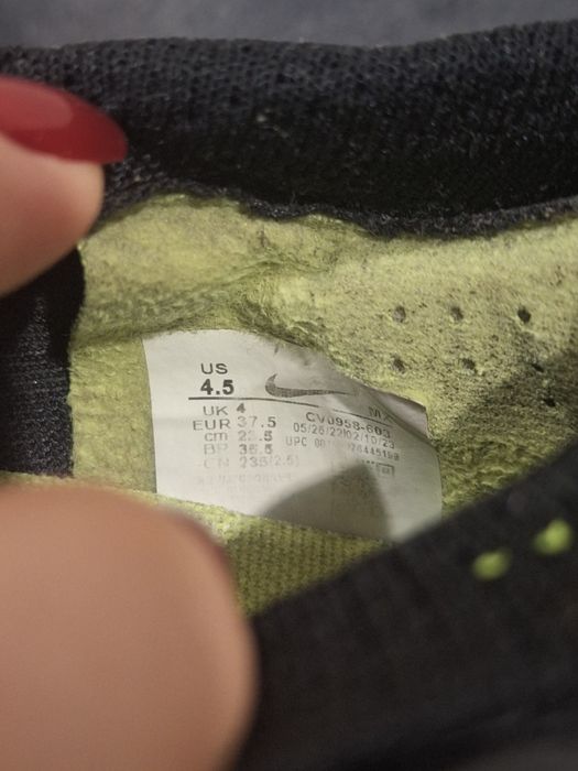 Кроссовки футбольные