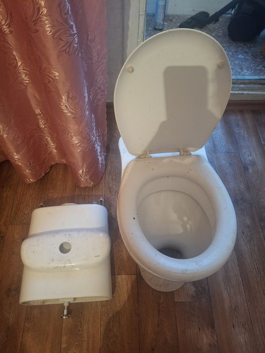 Продам унитаз с баком