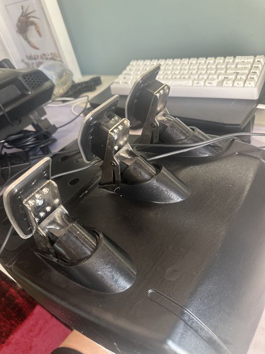 Pedale cu volan logitech.